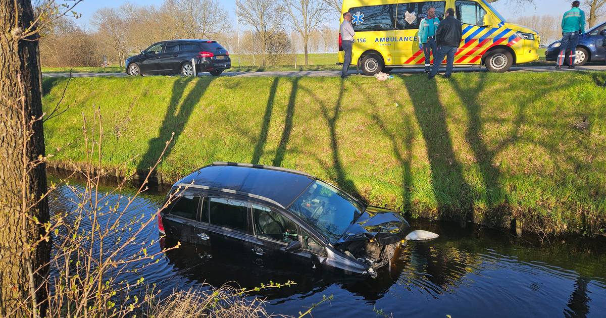 Auto in de sloot bij eenzijdig ongeval in Meppel.
