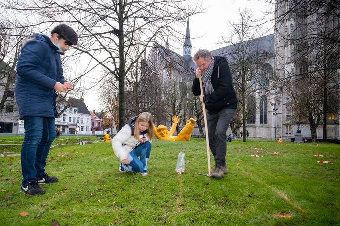 Leerlingen van BA Stassaert planten krokussen op het Sint Romboutskerkhof