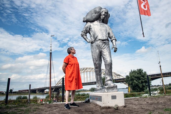 Kunstenares Margriet Hovens met haar kunstwerk De Kaaisjouwer.