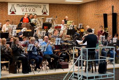 Erepenning voor jubilerende muziekvereniging in Veessen die veel meer doet dan muziek maken