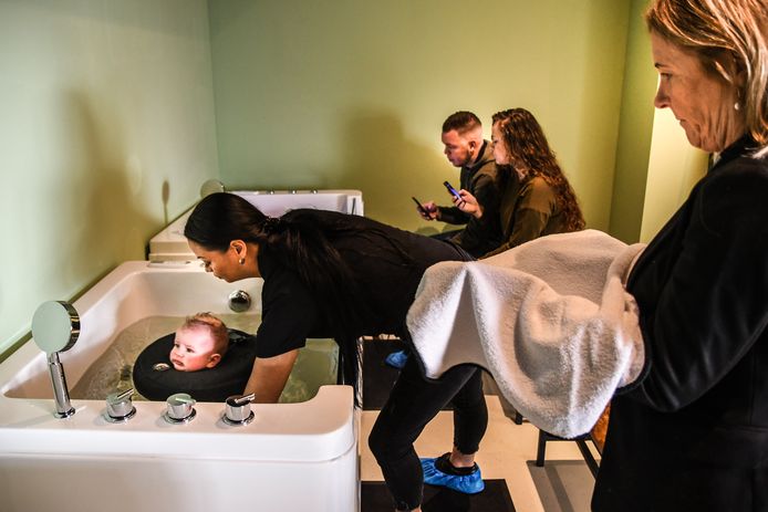 Kersverse Moeder Isabelle Laat Baby S Genieten In De Jacuzzi Het Is Super Schattig De Starter Ad Nl