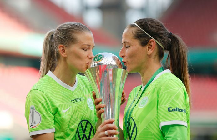 Lara Dickenmann en Anna Blaesse kussen de DFB-Pokal.