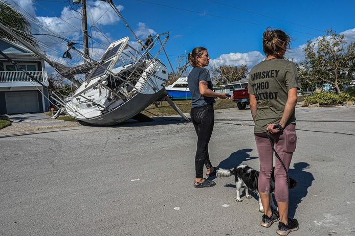 Mensen staan bij gestrande boten op San Carlos Island, Florida.