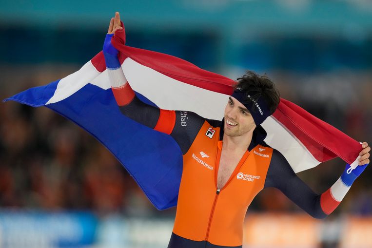 Patrick Roest laat zich toejuichen als wereldkampioen op de 5000 meter. Beeld AP / Peter Dejong