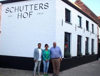 NET OPEN. Frederik, Charlotte en Dries blazen eeuwenoud café nieuw leven in: “Van de Frans-Belgische keuken tot Italiaanse, Spaanse en Oosterse tapas”