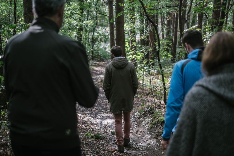 Journalist Rik Van Puymbroeck (l.) onderweg met Ben, Thijs en Eva. Beeld Wouter Van Vooren