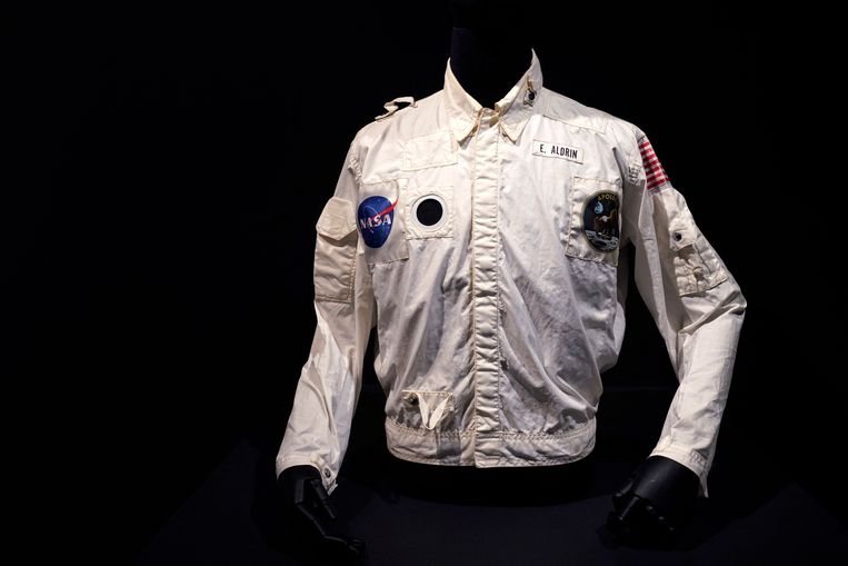 Deze jas van Buzz Aldrin gaat dinsdagavond onze tijd onder de hamer. Beeld AFP