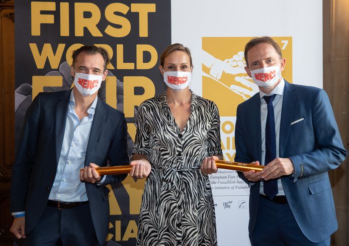 L'organisateur du Memorial Van Damme, Cedric Van Branteghem, l'ancien athlète belge, Kim Gevaert et le vice-président du COIB,Jean-Michel Saive, ont pris la pose lors de la cérémonie officielle de la première journée mondiale dédiée au fair-play, le lundi 7 septmebre 2020. Le comité international du Panathlon veut célébrer le fair-play et l'éthique dans le sport.