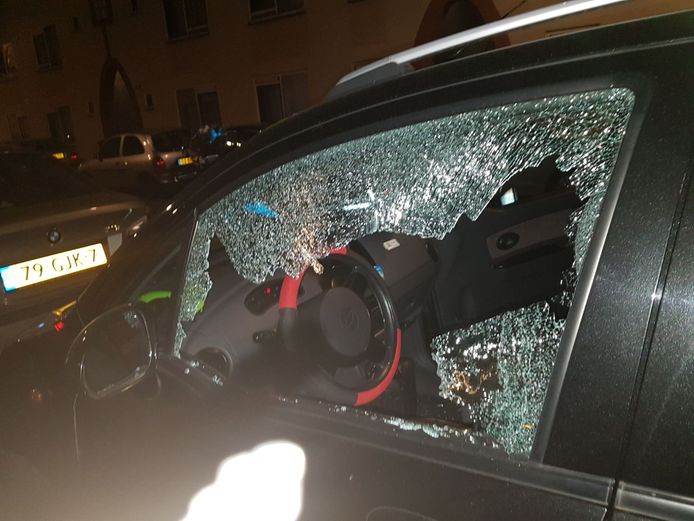 Ruiten auto ingegooid in Duindorp.