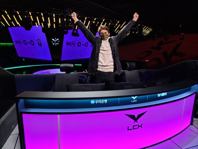 De Nederlandse Maurits is een van de commentatoren van de Zuid-Koreaanse League of Legends-competitie.