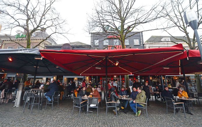 De terrassen aan de Oude Markt in Enschede zaten zaterdag een paar uur lang vol.