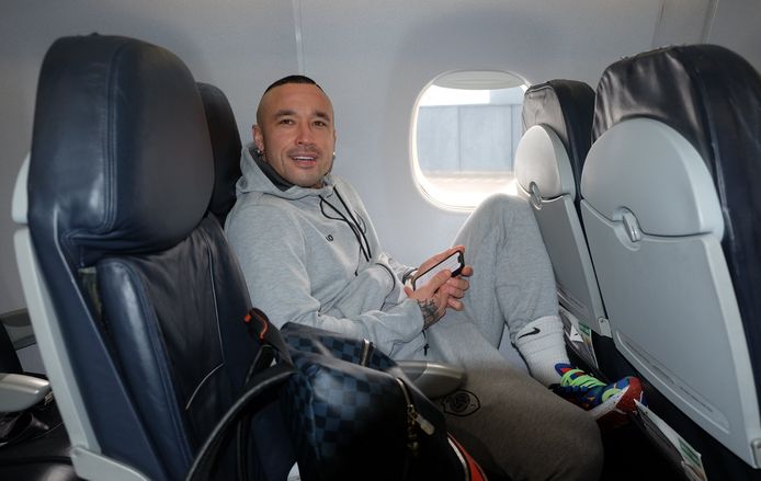 Radja Nainggolan maakt het zich comfortabel op het vliegtuig.