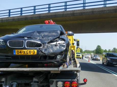 Twee auto's botsen op elkaar op N35 bij Enschede