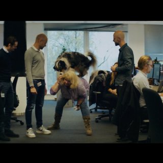 Jan Slagter kan maar be­ter zijn hond meene­men naar kantoor, nu hij Eus de wacht heeft aangezegd