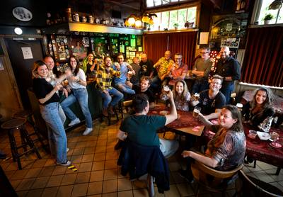 Geen harde beats of hippe look, Sociëteit Sanseveria is meer van de vale kleedjes