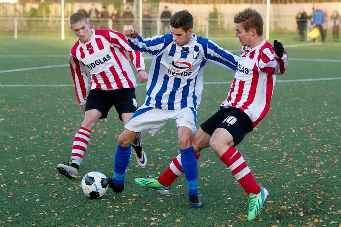 STEENBERGEN, STEENBERGEN - ZWALUWE. Tom Luyks (blauw) van Steenbergen wringt zich tussen (l) Jesse Groote en rechts Joey Konings door. Foto Joris Kanpen / Pix4Profs