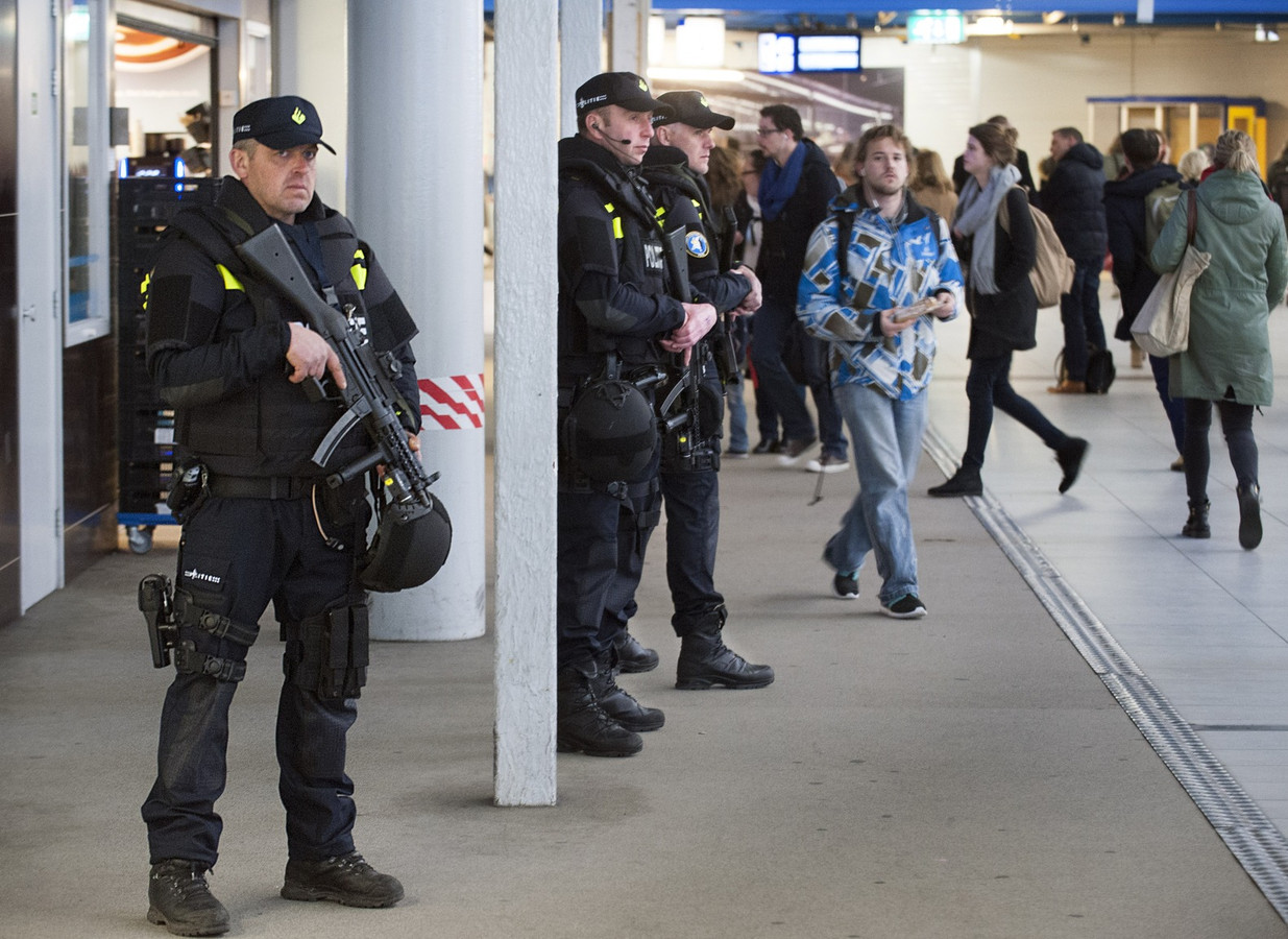 Extra politie op Utrecht Centraal | Foto | AD.nl