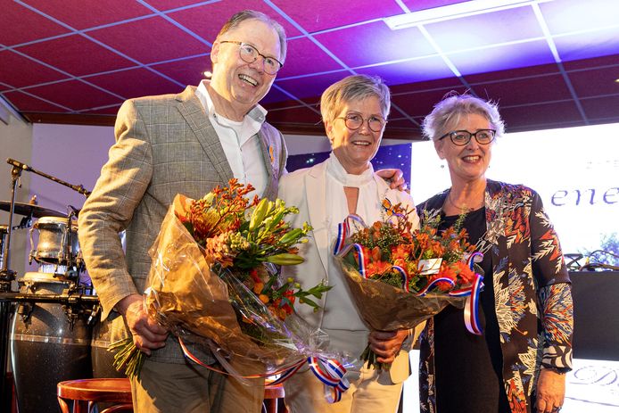 André en Jolanda ten Berge uit Enter zijn koninklijk onderscheiden tijdens de afscheidsreceptie van café en zalencentrum De Kröl.