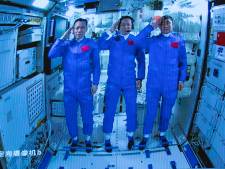 Astronauten Chinees ruimtestation maken eerste ruimtewandeling