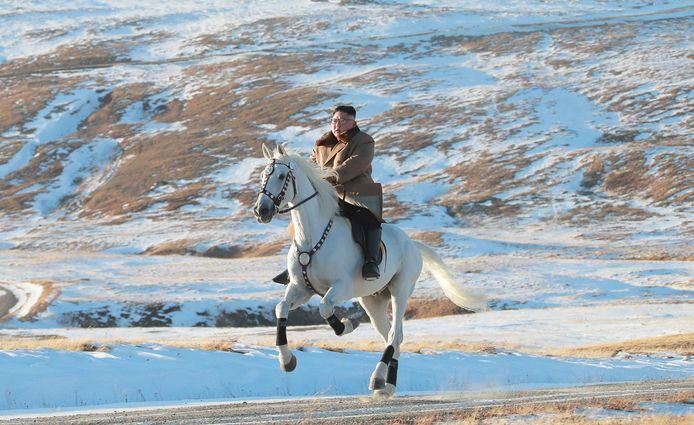 Kim Jong-un en zijn vrouw laten zich op beeld vastleggen terwijl ze een paardenritje maken in de sneeuw.