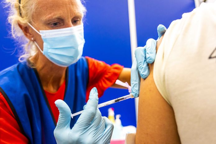 Een medewerker van de GGD vaccineert een cliënt tegen het apenpokkenvirus. In tegenstelling tot het coronavirus ligt deze prik een stuk ‘privacygevoeliger’.