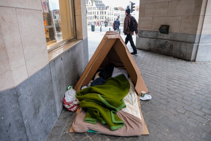 Een dakloze man in de straten van Brussel. Het gaat voor alle duidelijkheid niet om het slachtoffer, wel om een beeld ter illustratie.