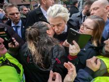 Knuffels, kussen en rozen voor Wilders op de markt in Helmond