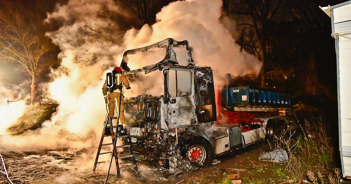 Vrachtwagen volledig uitgebrand in Steensel