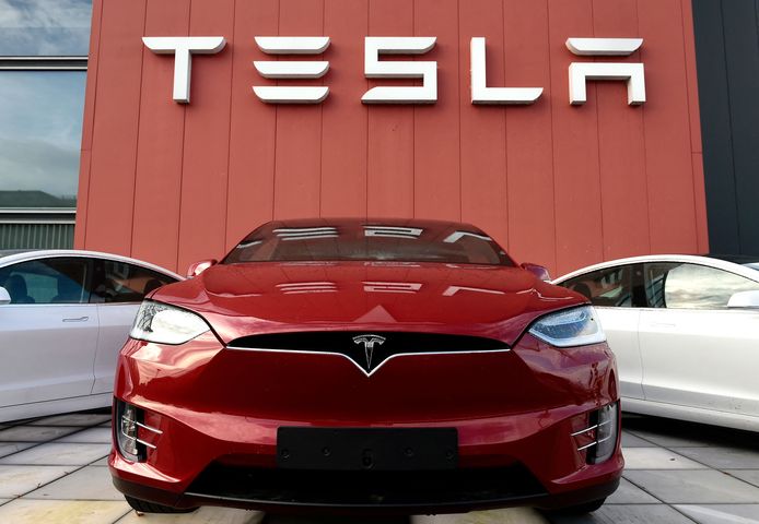 De producent van elektrische auto's Tesla overweegt een eigen raffinaderij voor de verwerking van lithium te bouwen aan de kust van de Amerikaanse staat Texas.