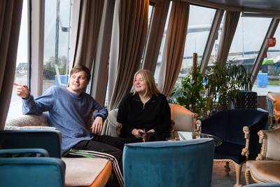 Oekraïners vinden rust op schip in Lage Zwaluwe: ‘Het is prachtig, en het eten smaakt bijna zoals th