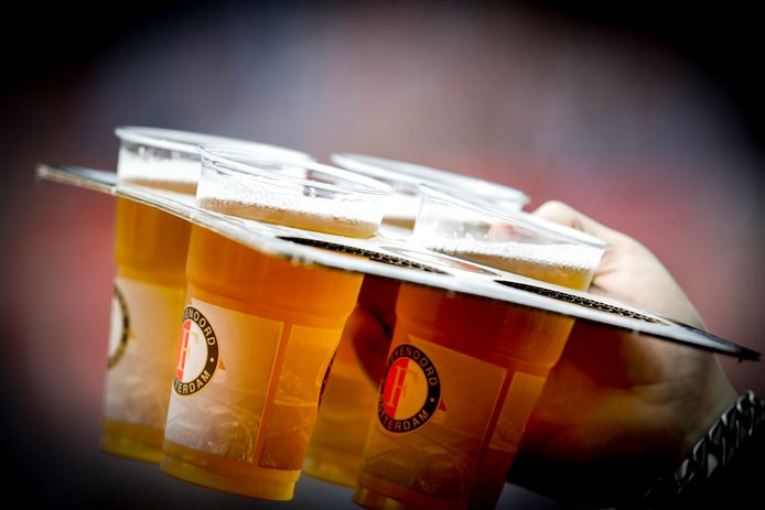 Het drinken van bier in het stadion levert miljoenen op voor Feyenoord.
