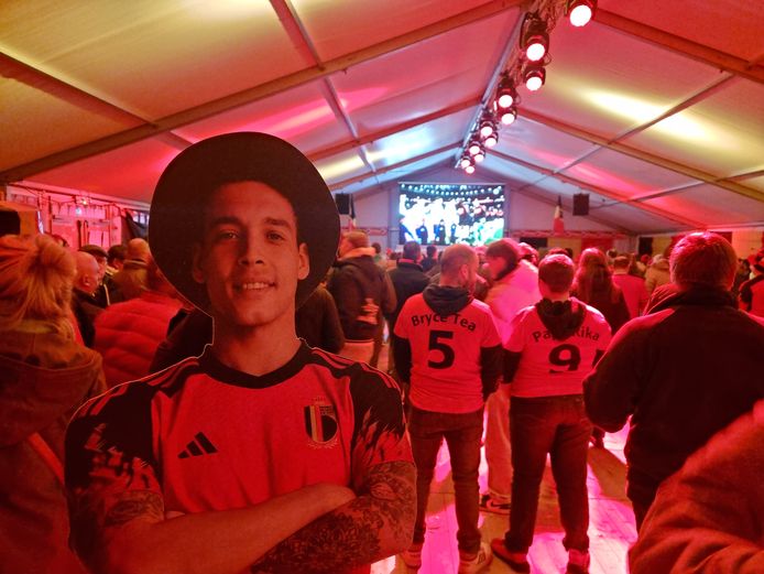 Rode Duivels-fans supporteren samen in verwarmde tent in Lembeek ...
