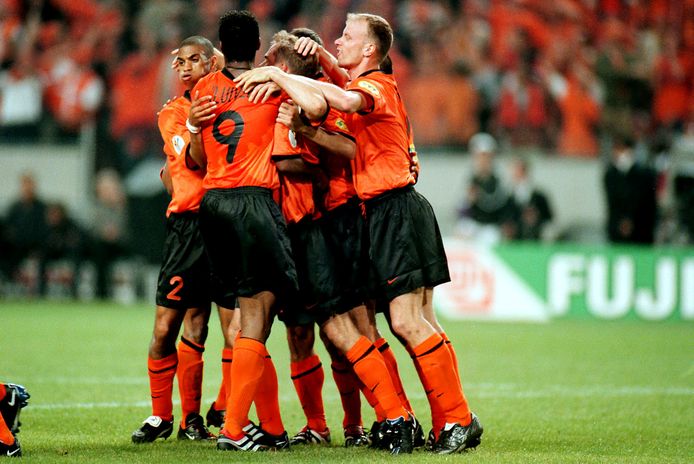 Feest bij Oranje op het EK van 2000 na de late goal van Frank de Boer.