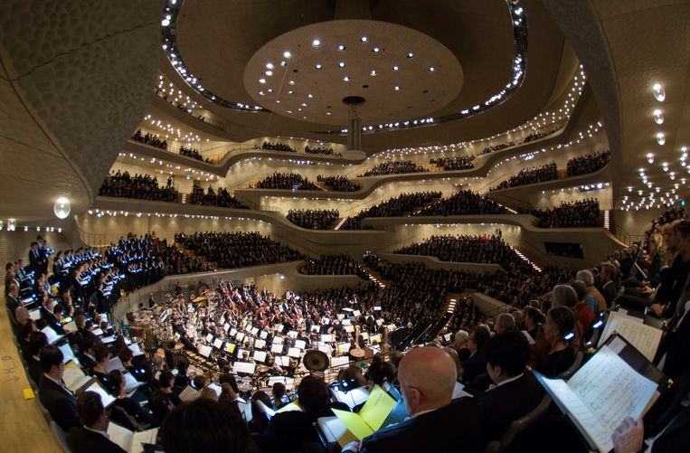Het Philharmonisch Staatsorkest Hamburg neemt de grote concertzaal van de Elbphilharmonie gebruik. Beeld dpa