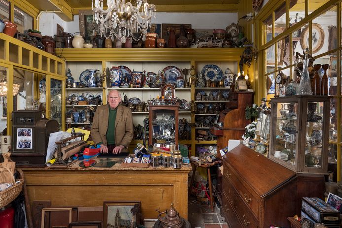 De Olde Bakkerieje in Deventer met achter de toonbank Ben Strik (77).