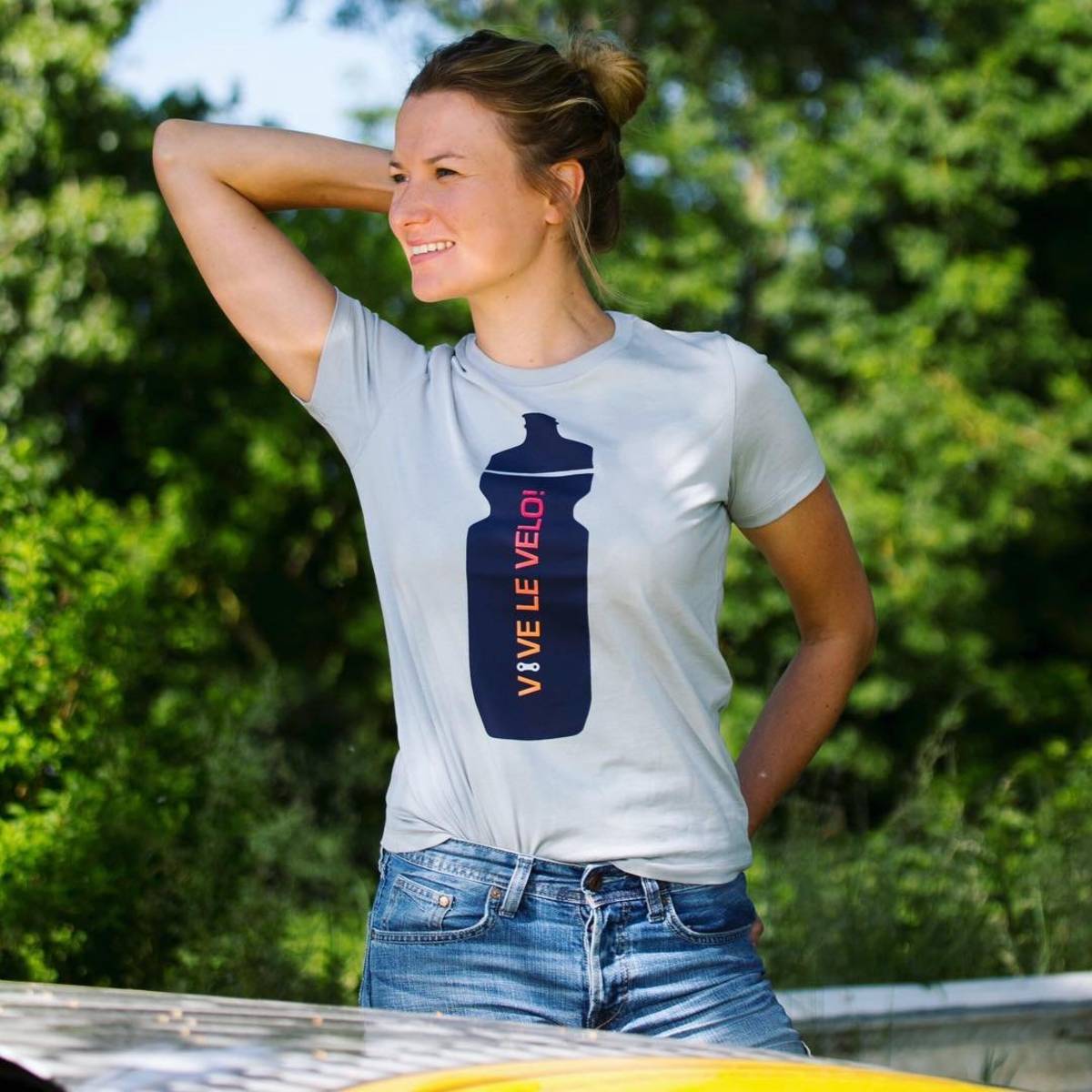 Kersverse vriendin van Karl Vannieuwkerke showt Vive le Velo shirtje TV hln.be