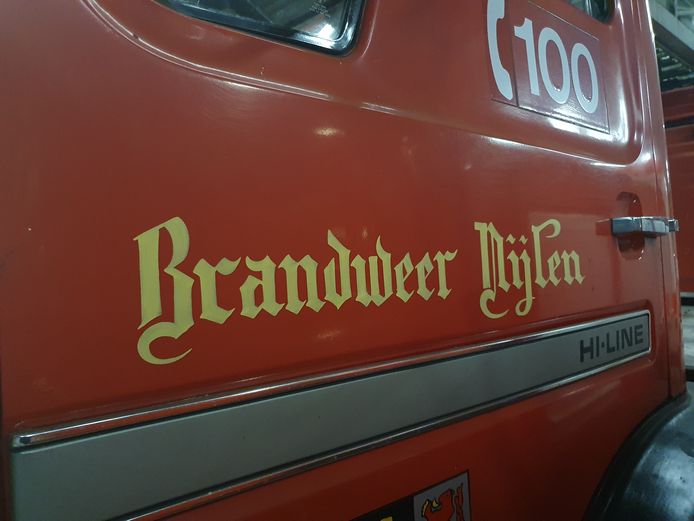 Zo'n 180 oude brandweerwagens van het Brandweermuseum zijn overgebracht van Aalst naar Ravels naar een van de voormalige hallen van de NAVO.