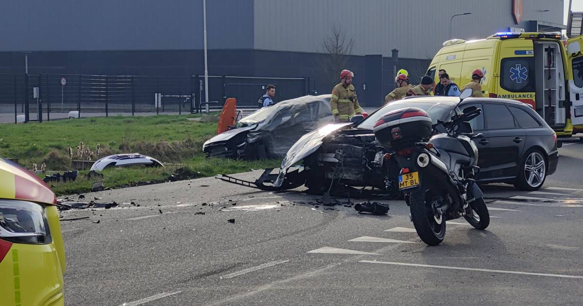Botsing met twee auto’s: bestuurder bekneld, hulpdiensten schermen plek af.