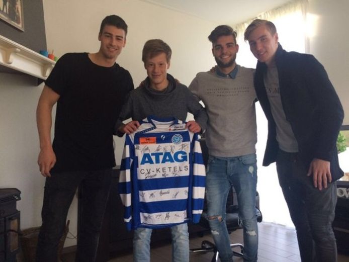 De Graafschap-spelers (vanaf links) Ted van de Pavert, Robin Pröpper en Vincent Vermeij schenken ballenjongen Arvid een gesigneerd shirt.