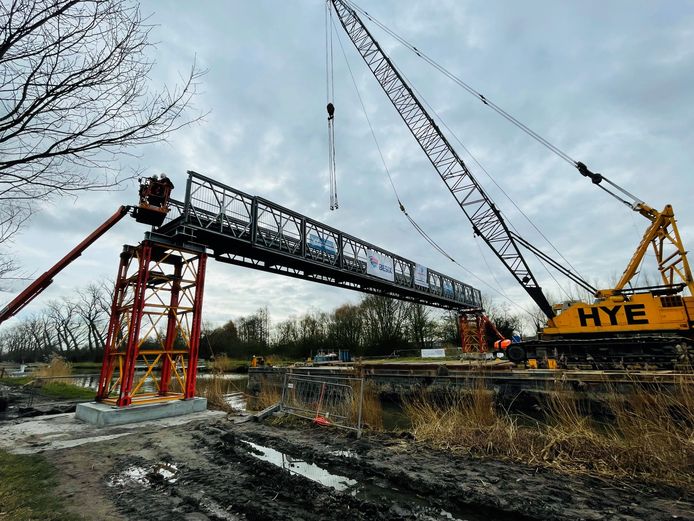 Arbeiders van de Vlaamse Waterweg installeerden dinsdag een noodbrug over het kanaal in Moerbrugge.
