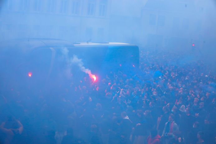 supporters wachten op de spelersbus van Club Brugge op de Platse van St Andries