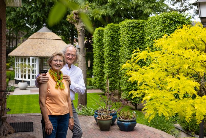 Albert en Janneke Pols van Groenhoven weten hun tuin mooi groen te houden en droge periodes.