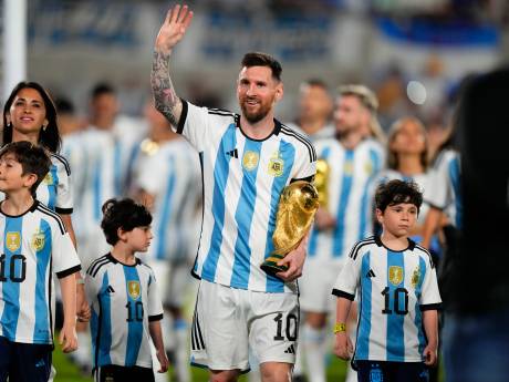 Tranen, vuurwerk en totale gekte: uitzinnige Argentijnen onthalen superheld Lionel Messi en andere wereldkampioenen