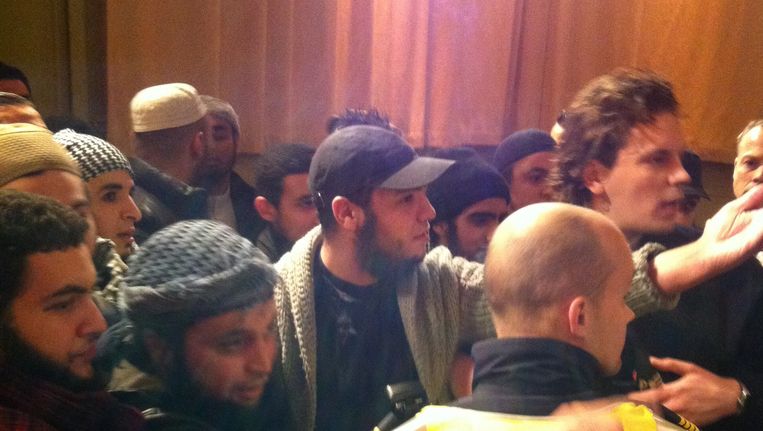 Radicale moslims uit België verstoren een debat met Tweede Kamerlid Tofik Dibi (GroenLinks) en de schrijfster en moslimactiviste Irshad Manju in De Balie in Amsterdam. Beeld ANP