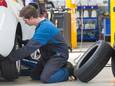 Archiefbeeld: Een automonteur aan het werk in een garage