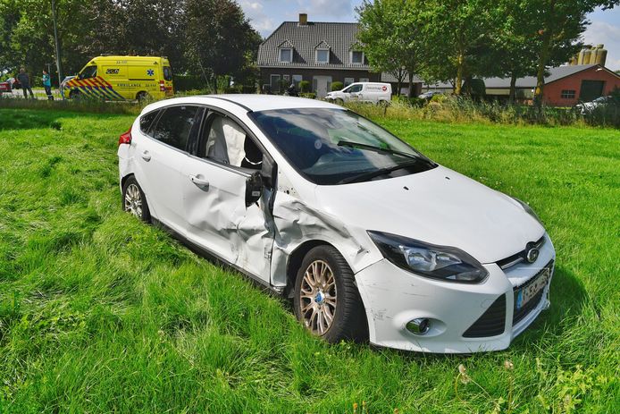 Door nog onbekende oorzaak kwamen twee wagens in Bergeijk met elkaar in botsing.