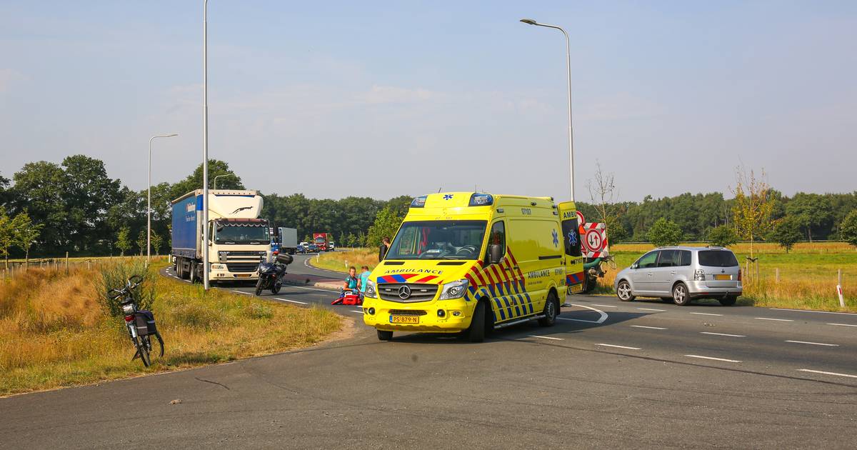 Motorrijder wordt gelanceerd bij botsing met stilstaande auto bij Nijkerk en raakt gewond.