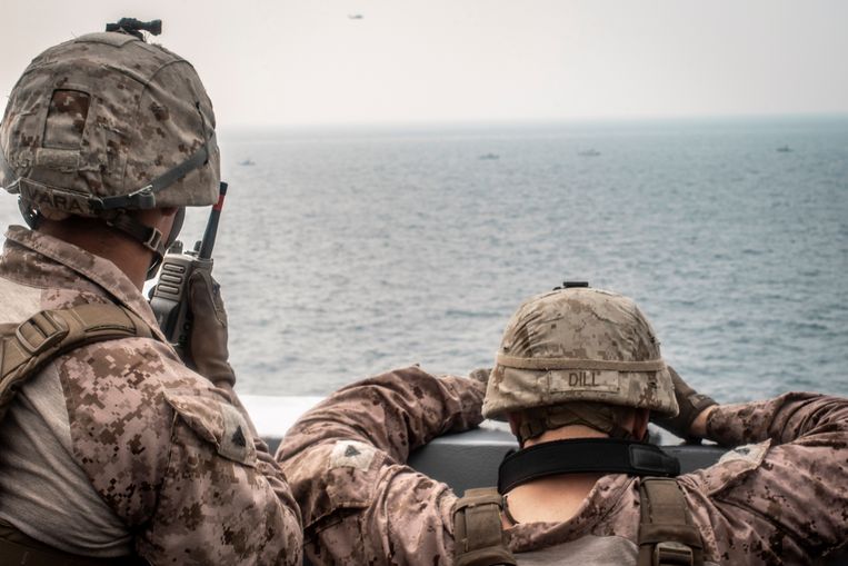 Amerikaanse mariniers houden Iraanse oorlogsschepen in de gaten bij de Straat van Hormuz. Beeld Reuters