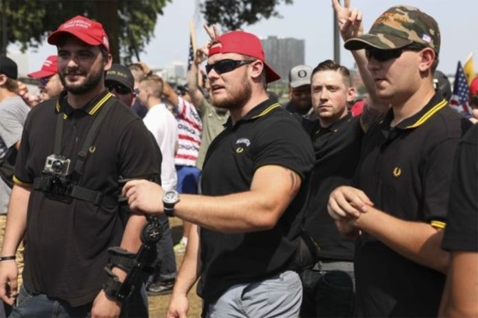 De Proud Boys verschijnen regelmatig op Trump-rally’s en worden sinds 2018 door de FBI beschouwd als een rechts-extremistische groepering.