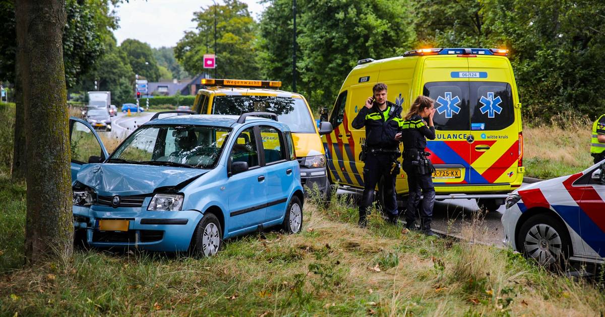 Gewonde bij ongeluk in Apeldoorn: auto ramt boom.